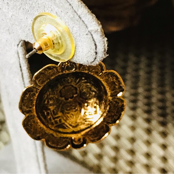 Vintage 80’s Gold Tone Mandala Dome Flower Post 1in Earrings - Picture 5 of 11